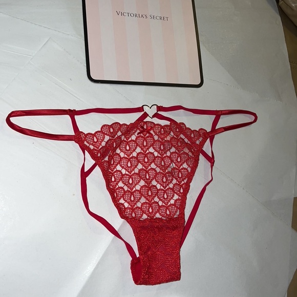 Victoria’s Secret
Sweetheart Lace Ouvert Cheeky Panty♥️
Red Lipstick
X - Picture 10 of 14
